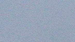 Los vehículos circulan por una carretera lateral restaurada para permitir el movimiento de ayuda humanitaria para los afectados por las inundaciones.