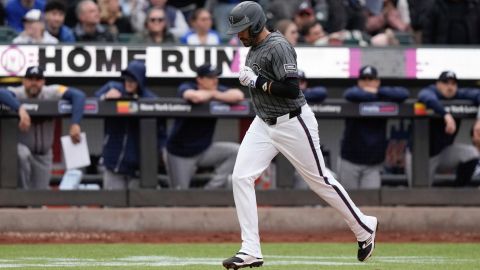 J.D. Martínez pisa el home luego de romper el no hitter ante Atlanta Braves.