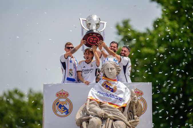 Real Madrid levantando su trofeo de liga española.