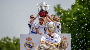 Real Madrid levantando su trofeo de liga española.