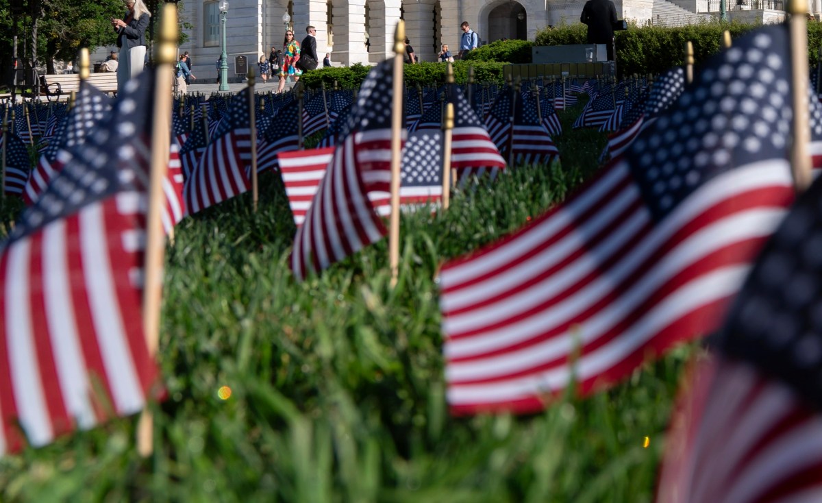 Latinas enfrentan mayor presión familiar que los hombres para tener éxito (podcast)