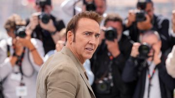 Nicolas Cage posando.