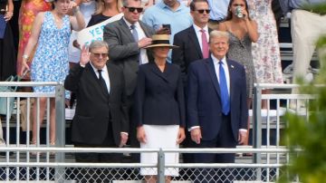 El expresidente Trump, junto a su esposa Melania y su padre, Viktor Knavs, asisten a una ceremonia de graduación de su hijo Barron.