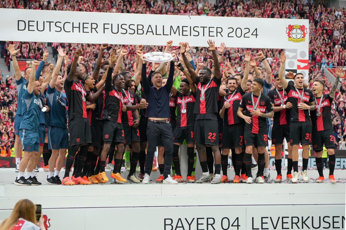La WWE le entrega un cinturón de campeón al Bayer Leverkusen por su campeonato invicto