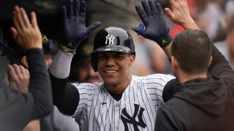 Juan Soto es felicitado por sus compañeros al conectar el segundo jonrón del partido ante Chicago White Sox.