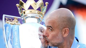 Pep Guardiola celebra el título de la Premier League del Manchester City.