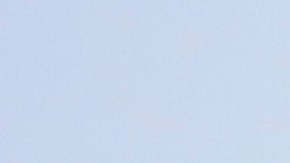 Pep Guardiola posa con el trofeo de campeón de la Premier League 2023-2024.