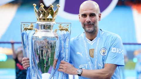 Pep Guardiola posa con el trofeo de campeón de la Premier League 2023-2024.