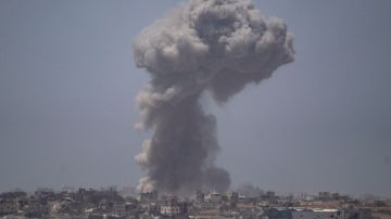 El humo se eleva después de una explosión en la Franja de Gaza, visto desde el sur de Israel.