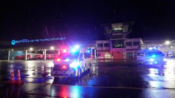 Se ven ambulancias en el aeropuerto hacia donde fue desviado un vuelo Londres-Singapur que encontró turbulencias severas, en Bangkok, Tailandia.