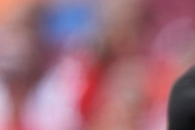 Umpire discutiendo una decisión con un manager.