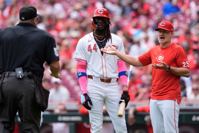 Umpire discutiendo una decisión con un manager.