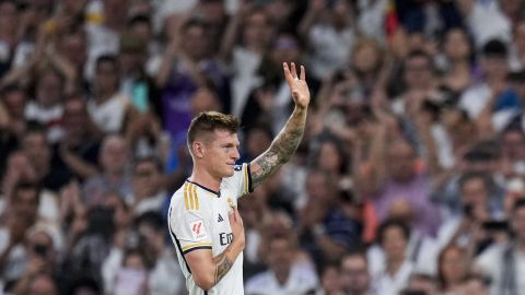 “Gracias, leyenda”: Toni Kroos recibe impresionante homenaje en su despedida del Bernabéu [Video]