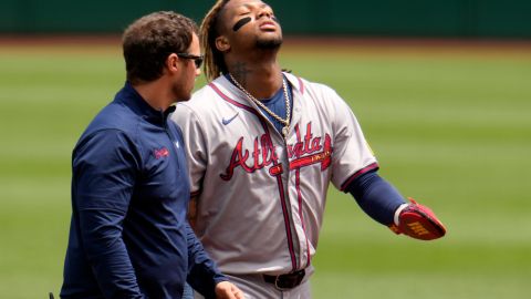 Ronald Acuña Jr. realiza gestos de dolor tras romperse el ligamento de su rodilla izquierda.