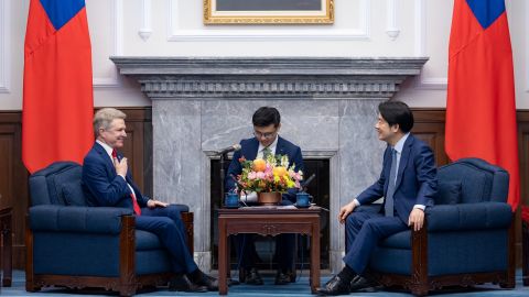 El presidente de Taiwán, Lai Ching-te, a la derecha, habla con el representante Michael McCaul, republicano por Texas, durante una reunión en Taipei.