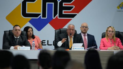 El presidente del Consejo Nacional Electoral, Elvis Amoroso, anunció la medida.