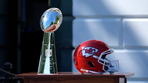 Trofeo y casco del actual campeón del Super Bowl.