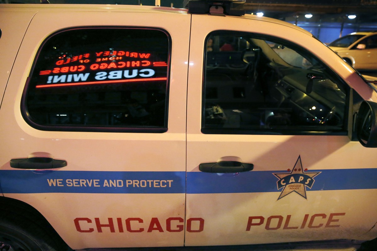 VIDEO: Mujer que, desnuda, robó patrulla policial a agente en Chicago y lo arrastró por el suelo es absuelta de los cargos