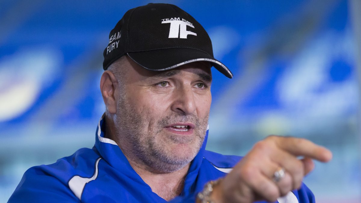 Padre de Tyson Fury le dio un cabezazo a miembro del equipo de Usyk en la previa de la pelea [Video]