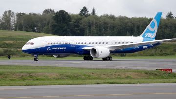 Barnett explicó que Boeing apresuraría sacar sus aviones 787 Dreamliner de la línea de producción, comprometiendo la seguridad de las aeronaves.