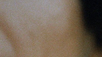 Diego Armando Maradona besa la réplica del Balón de Oro que France Football le hizo entrega en 1995.