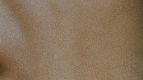 Diego Maradona besa el Balón de Oro.