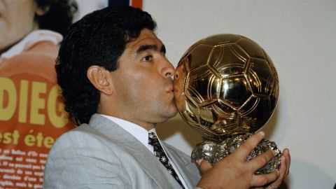 Diego Maradona besa el Balón de Oro.