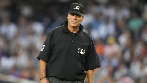 El controversial umpire cubano Ángel Hernández anuncia su retiro de la Grandes Ligas