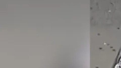 Los funcionarios del NYPD publicaron imágenes de vigilancia del atacante con la esperanza de que alguien lo pueda reconocer y denunciar.