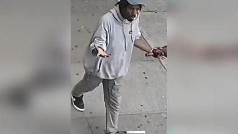 Los funcionarios del NYPD publicaron imágenes de vigilancia del atacante con la esperanza de que alguien lo pueda reconocer y denunciar.