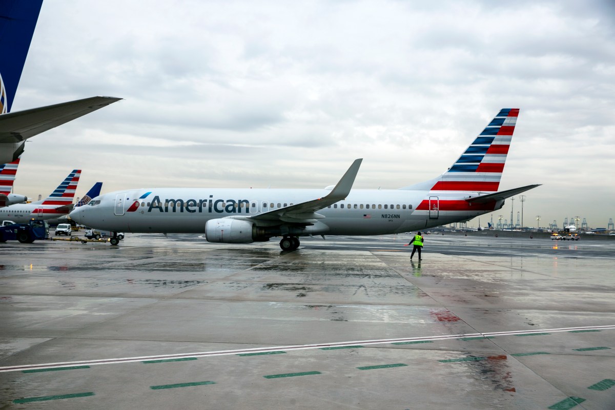 Avión de American Airlines es arrastrado por fuertes vientos en aeropuerto de Texas