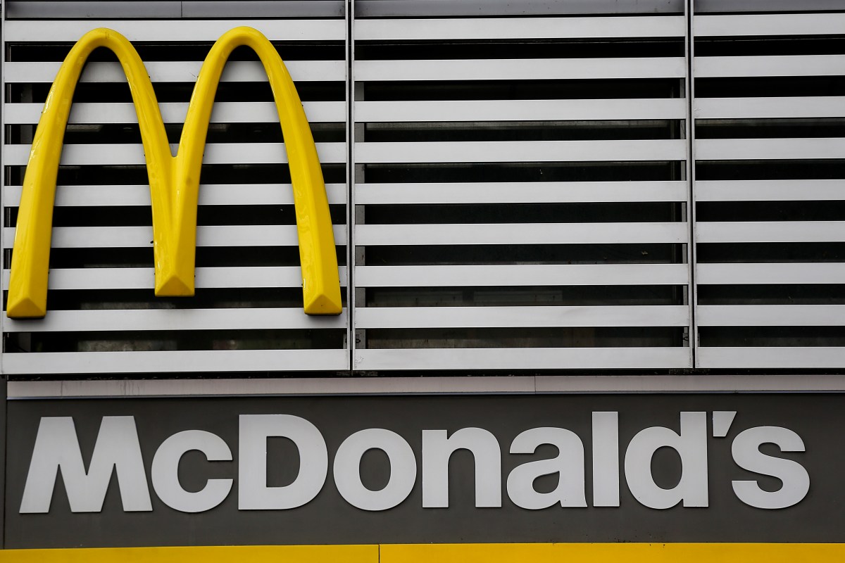 Captan a empleada de McDonald’s secando trapeador en calentador de papas fritas