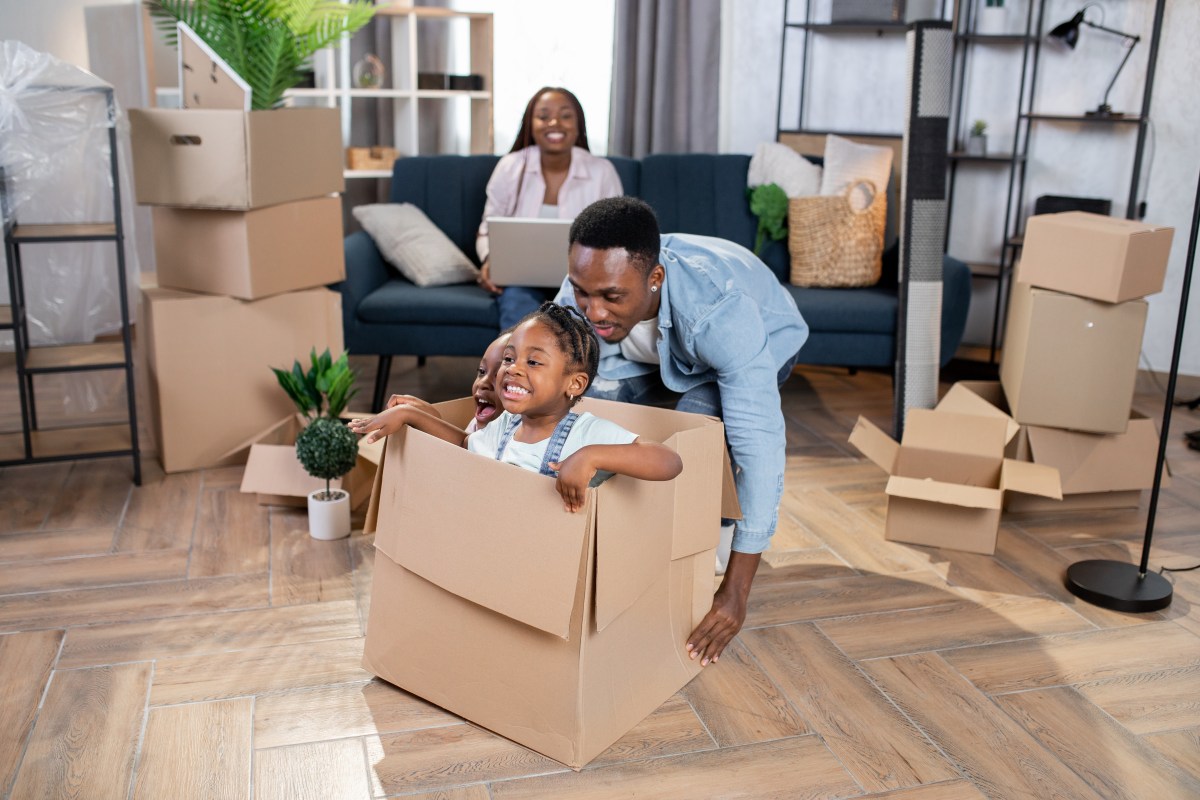 La tasa de propiedad de vivienda en afroamericanos e hispanos aumenta, pero no ha vuelto al nivel de 2004