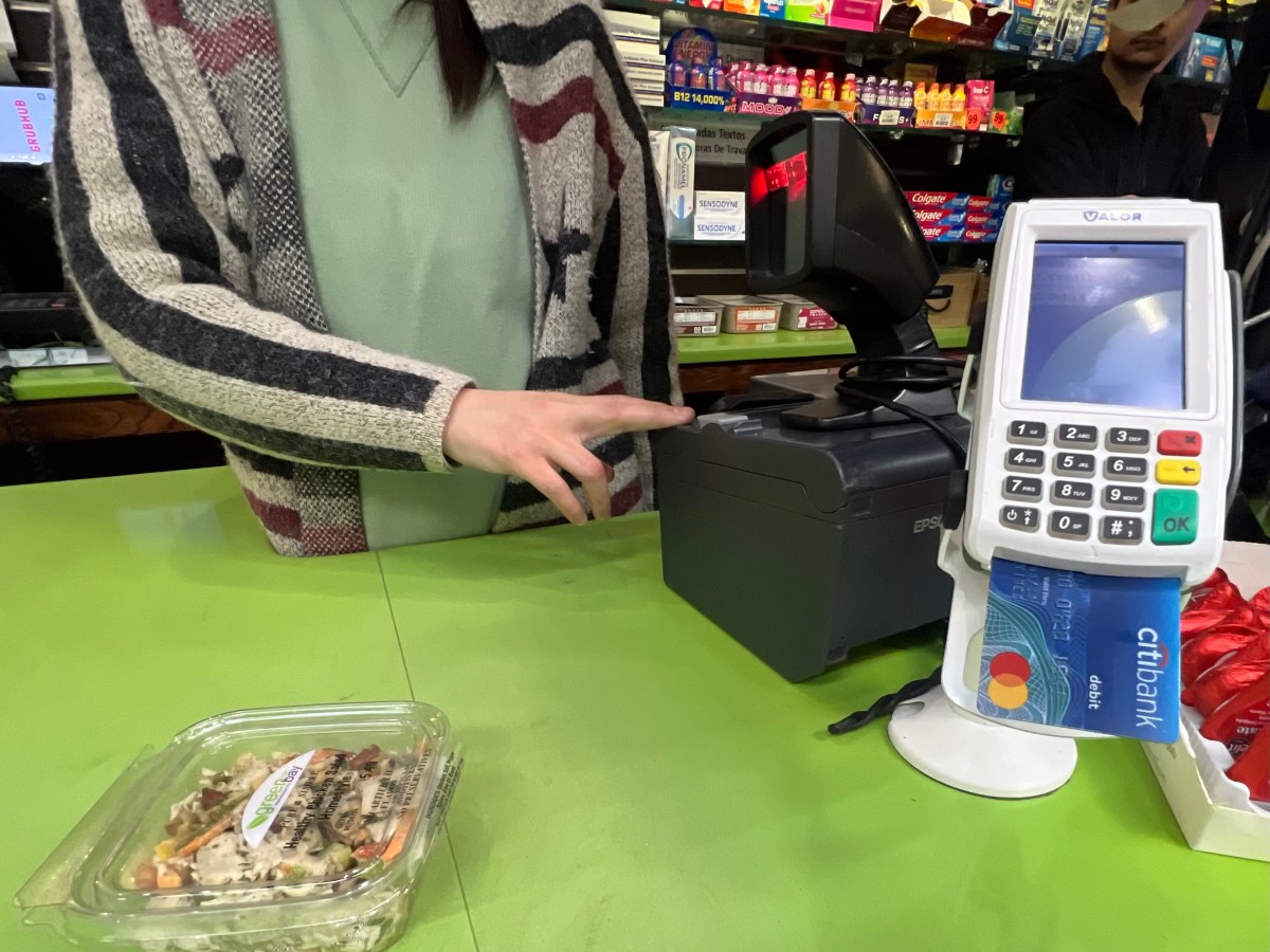 Latinos dependen de tarjetas de crédito para poder llegar a fin de mes y crecen retrasos en pagos