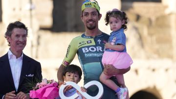 El colombiano Daniel Martínez se alzó como subcampeón del Giro de Italia