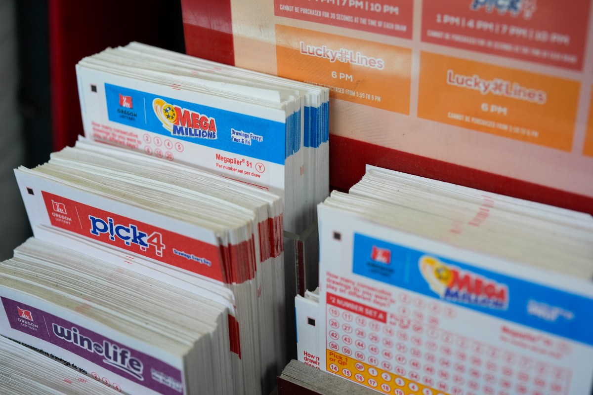 Desaparece empleado de licorería de Massachusetts acusado de robar ticket del Mega Millions premiado con $3 millones