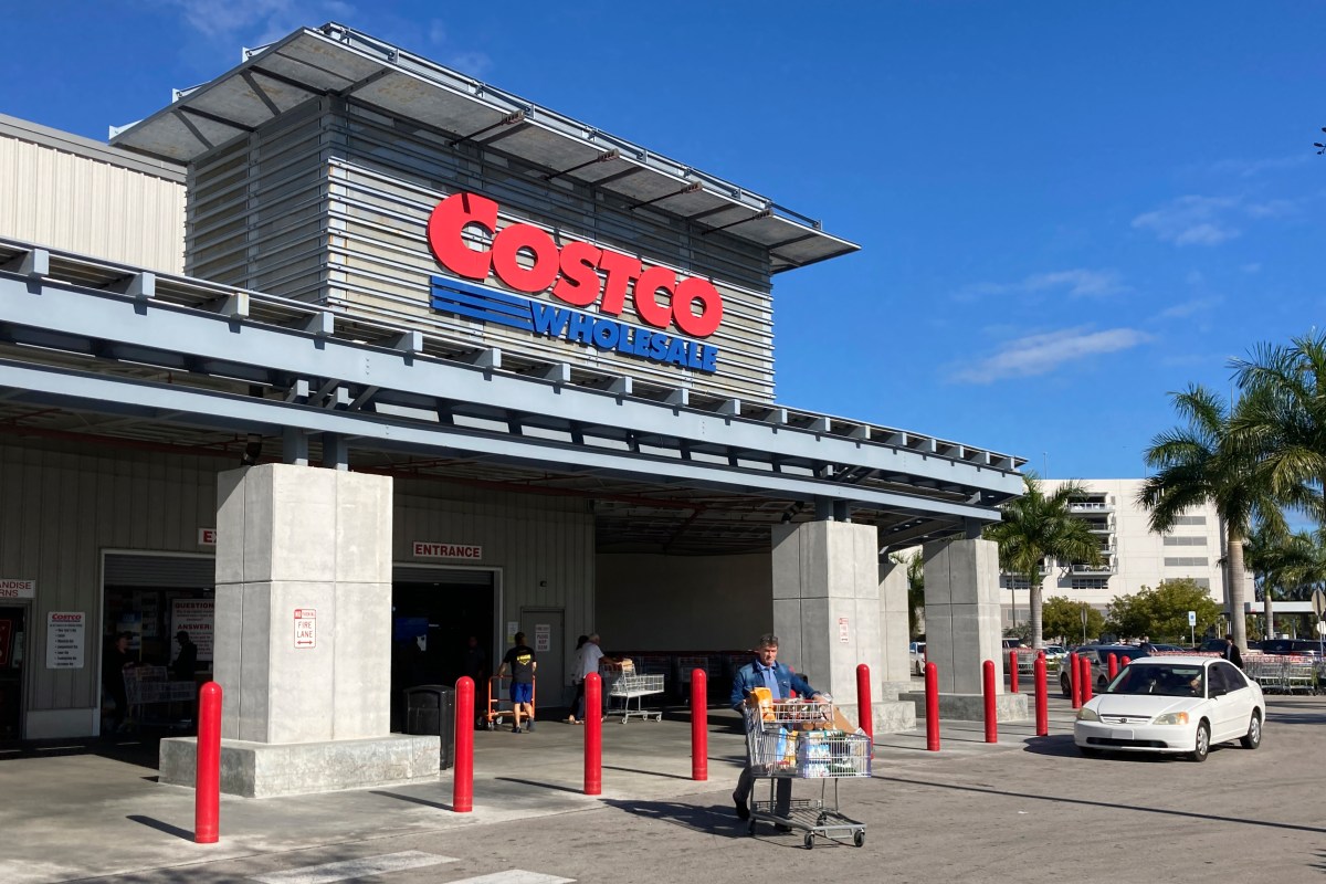 Devuelve a Costco botella de vino vacía porque “le daba dolor de cabeza” y obtuvo reembolso