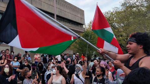 Estudiantes se manifiestan a favor Palestina en un campamento estudiantil.