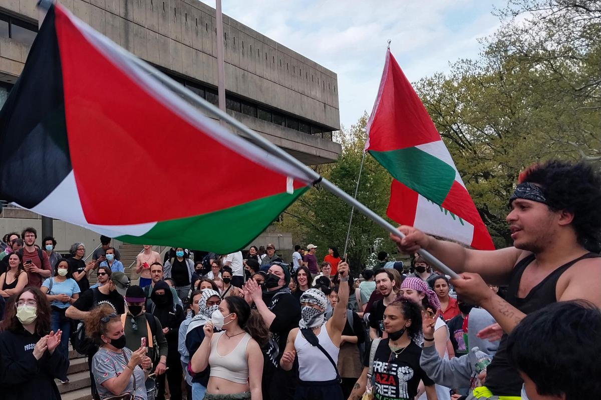 Estudiantes del MIT rompen barricada y recuperan campamento pro palestino tras ser desalojados