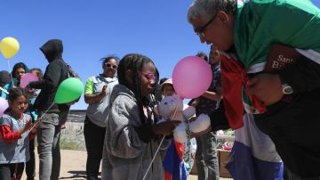 Migrantes celebran el Día del Niño en el río fronterizo de México-EEUU entre restricciones