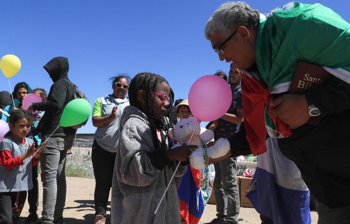 Niños migrantes celebraron el día del niño en la frontera de EE.UU. y México