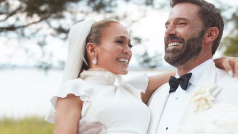 Ben Affleck y Jennifer López posando.