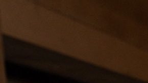 Hailey Bieber posando.