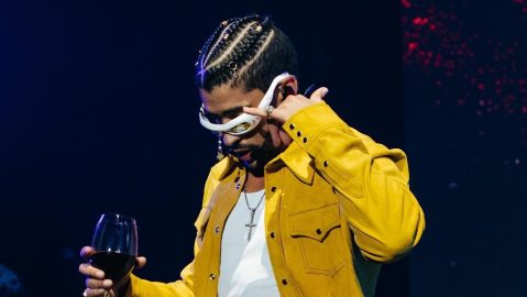 Bad Bunny actuando en un show.