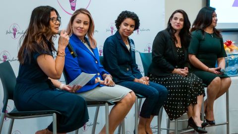 Grupo de destacadas profesionales que brindaron su guía a las estudiantes que asistieron al evento.