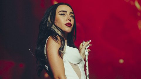 Nicki Nicole actuando en un show.