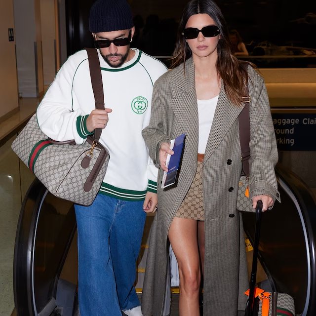 Kendall Jenner y Bad Bunny posando.