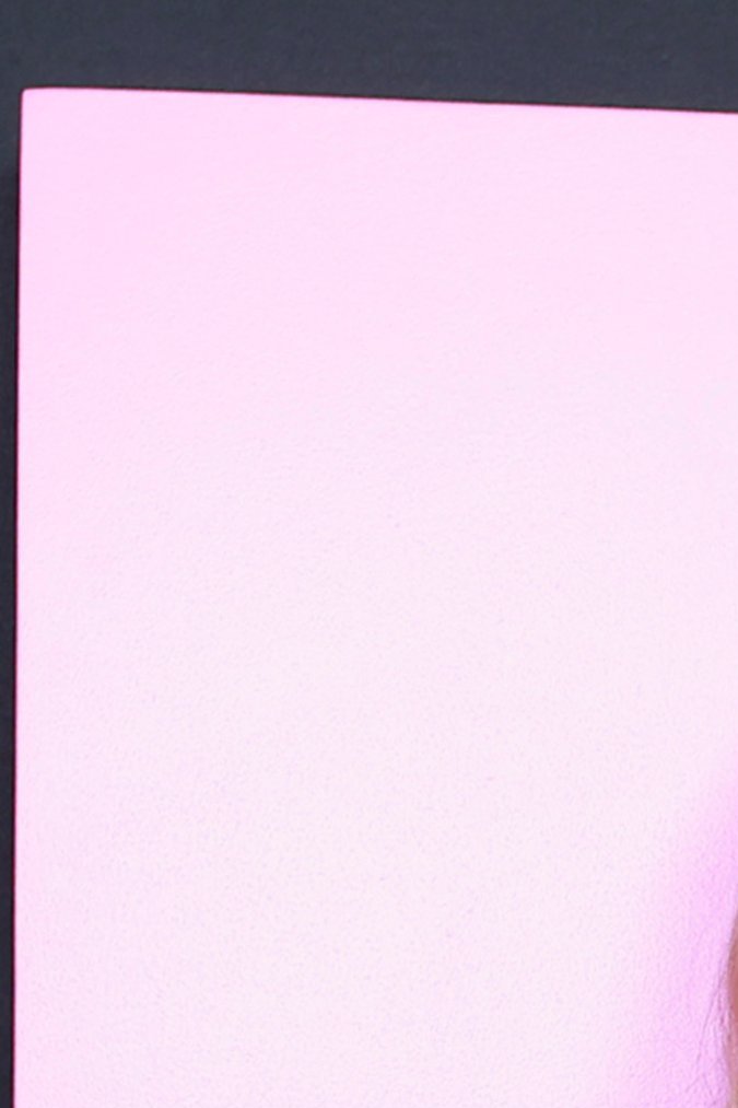 Lindsay Lohan posando en una alfombra roja.