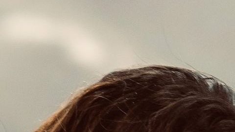 Anitta y Peso Pluma actuando en un show.