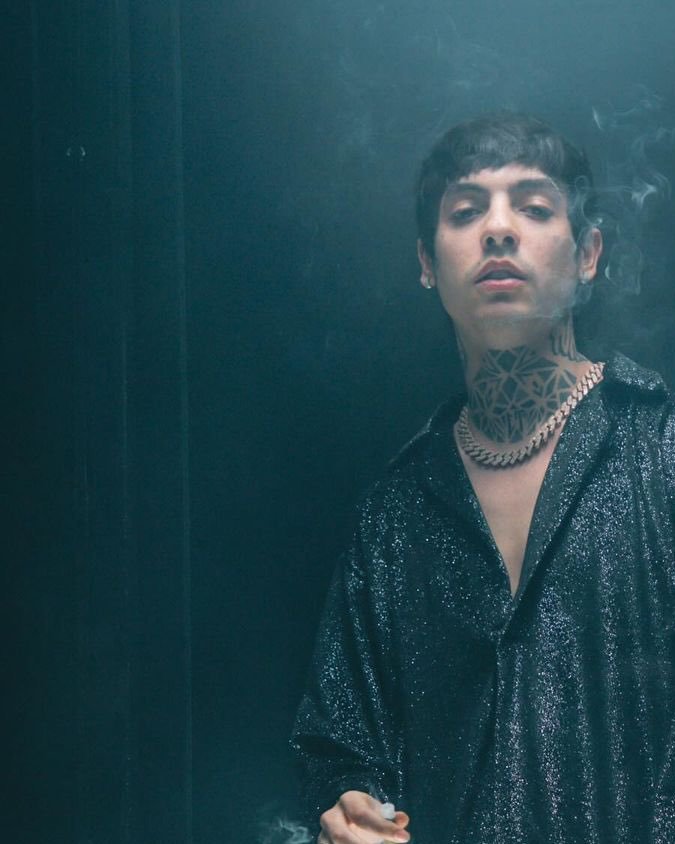 Natanael Cano posando. 